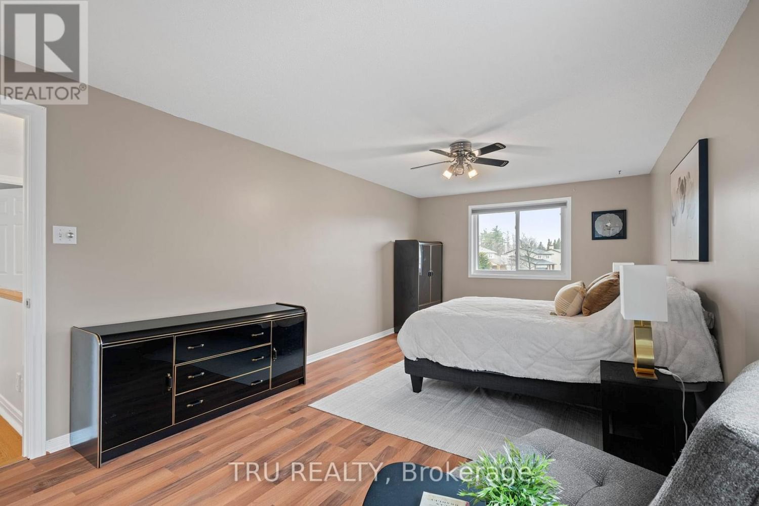 256 HOYLAKE CRESCENT Image 25