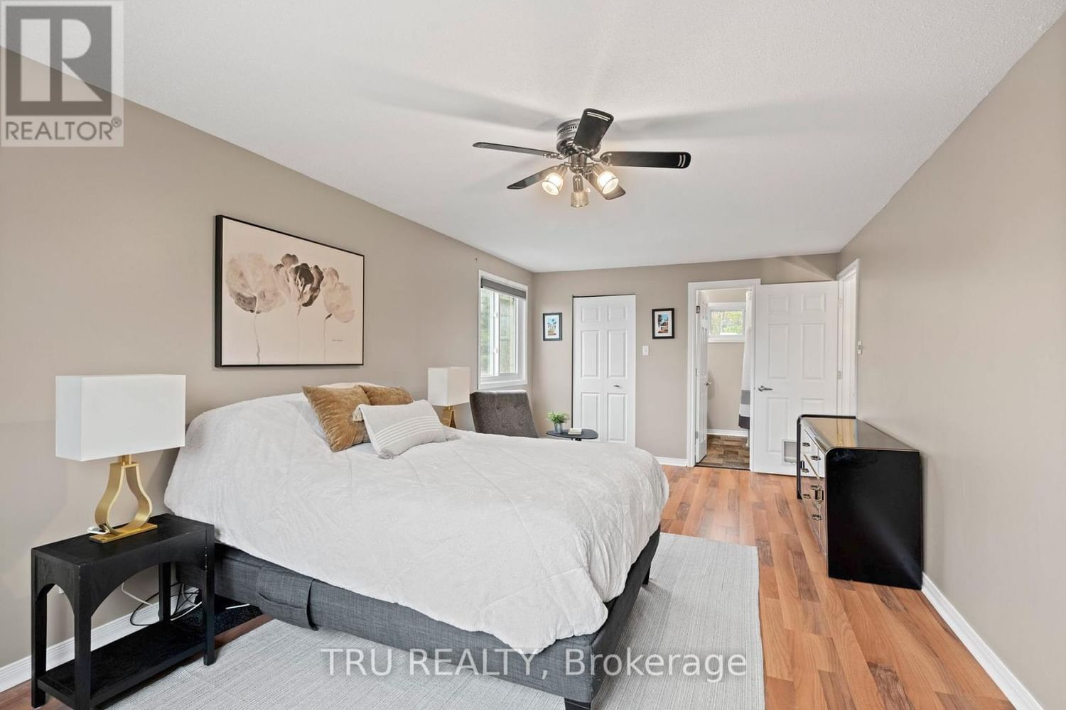 256 HOYLAKE CRESCENT Image 26