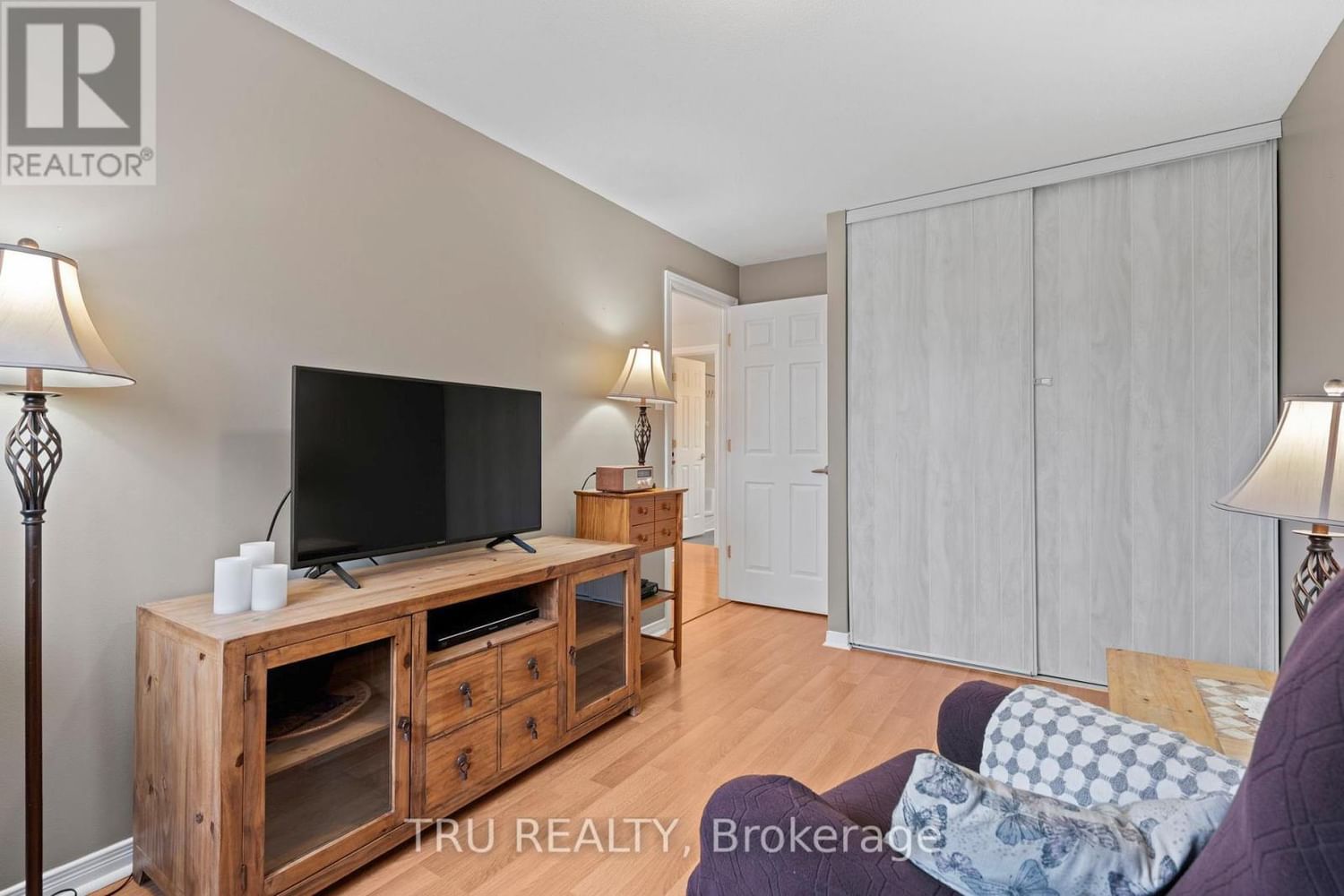 256 HOYLAKE CRESCENT Image 32