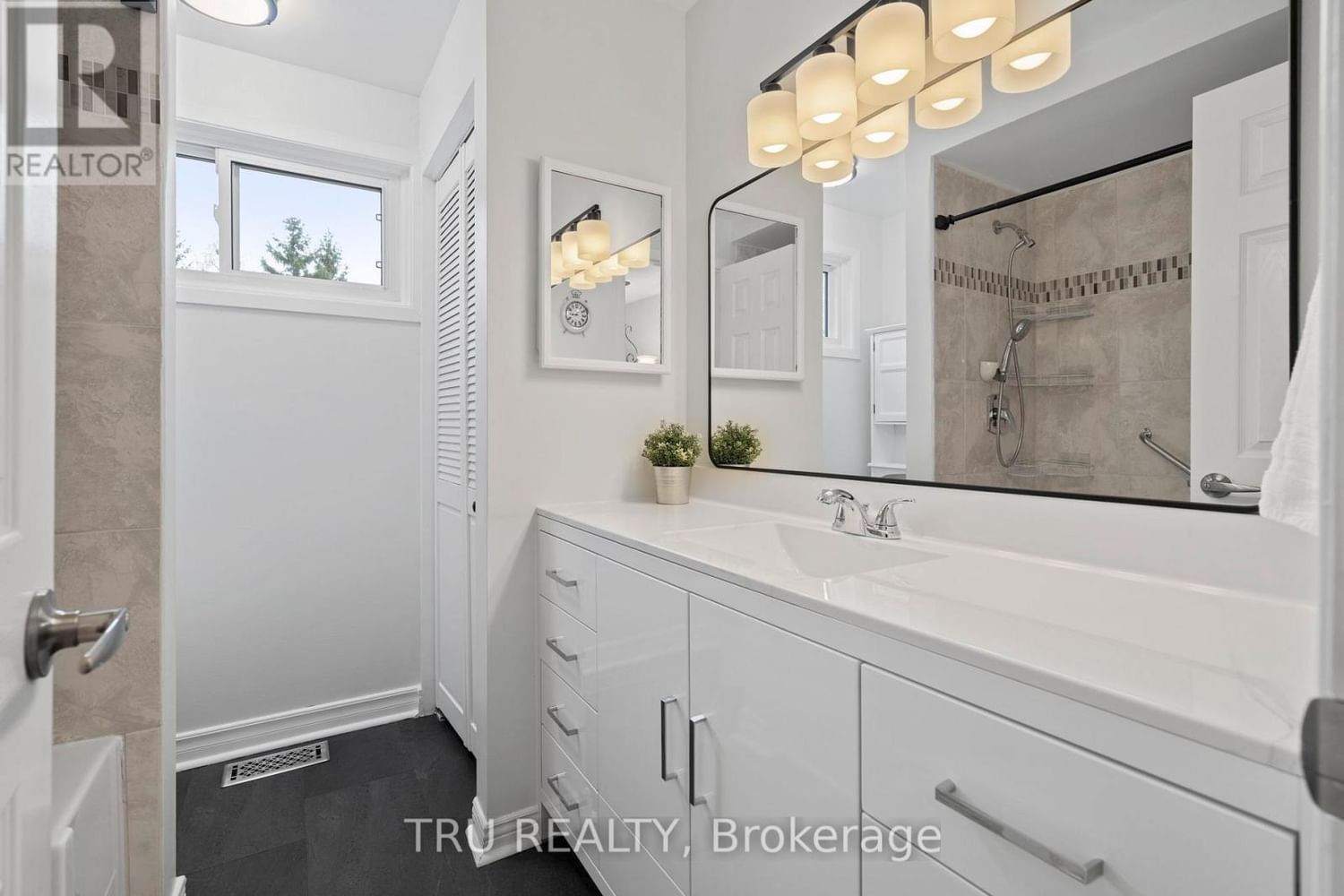 256 HOYLAKE CRESCENT Image 34