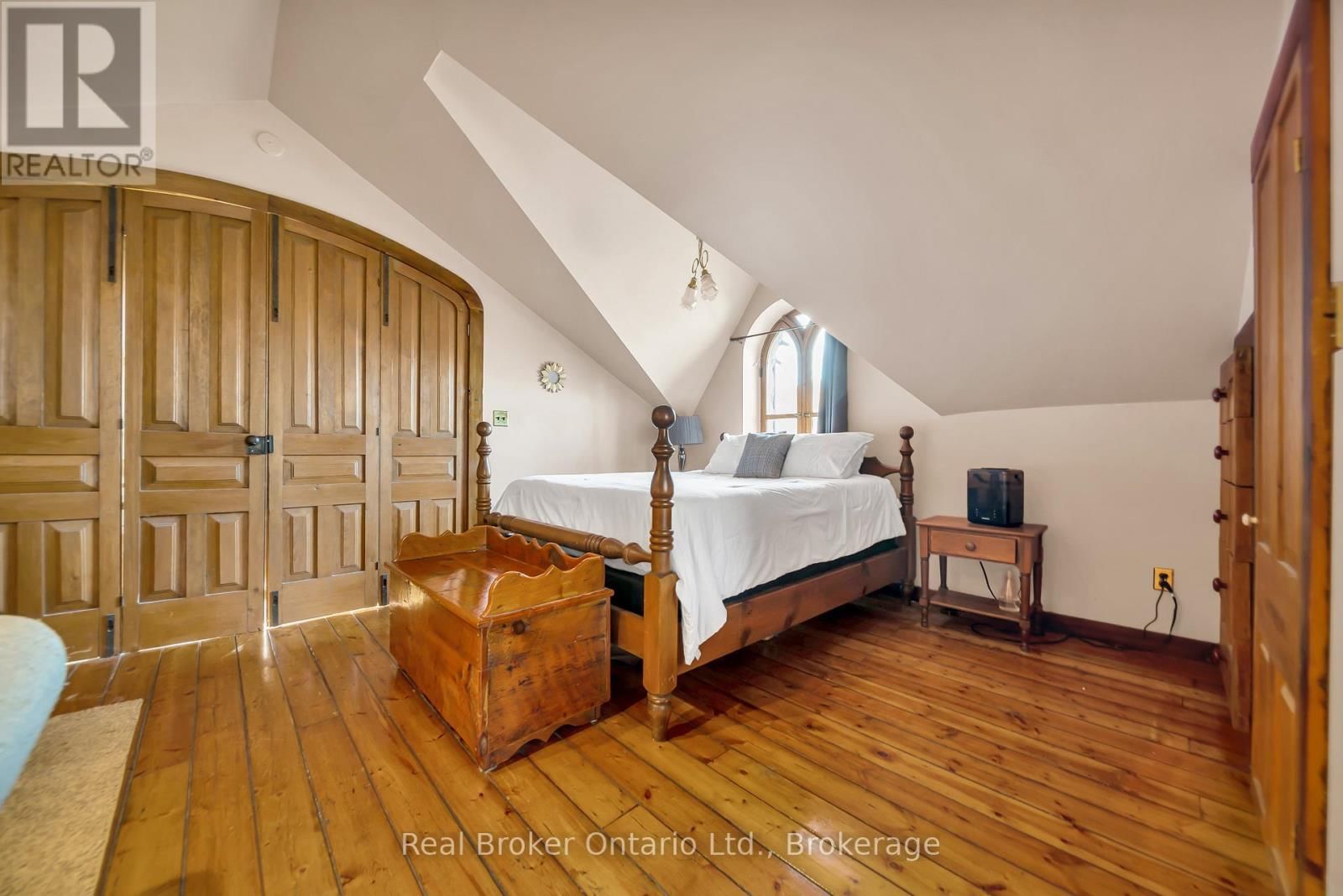 4766 HYNDMAN DRIVE Image 28