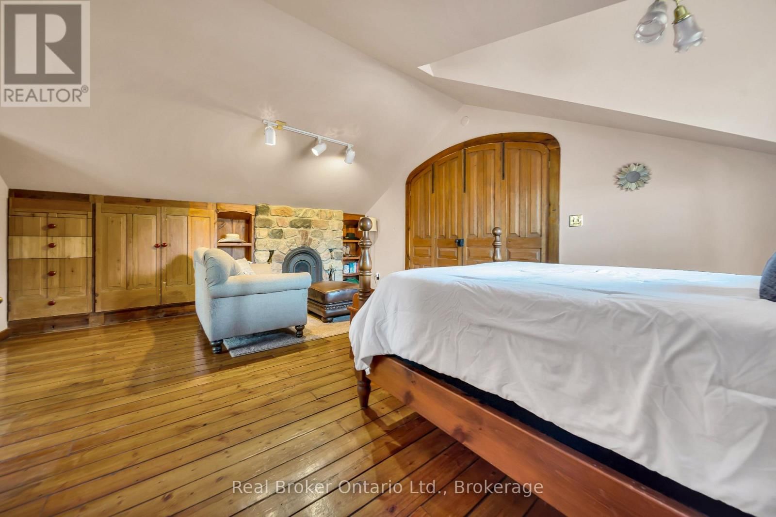 4766 HYNDMAN DRIVE Image 29