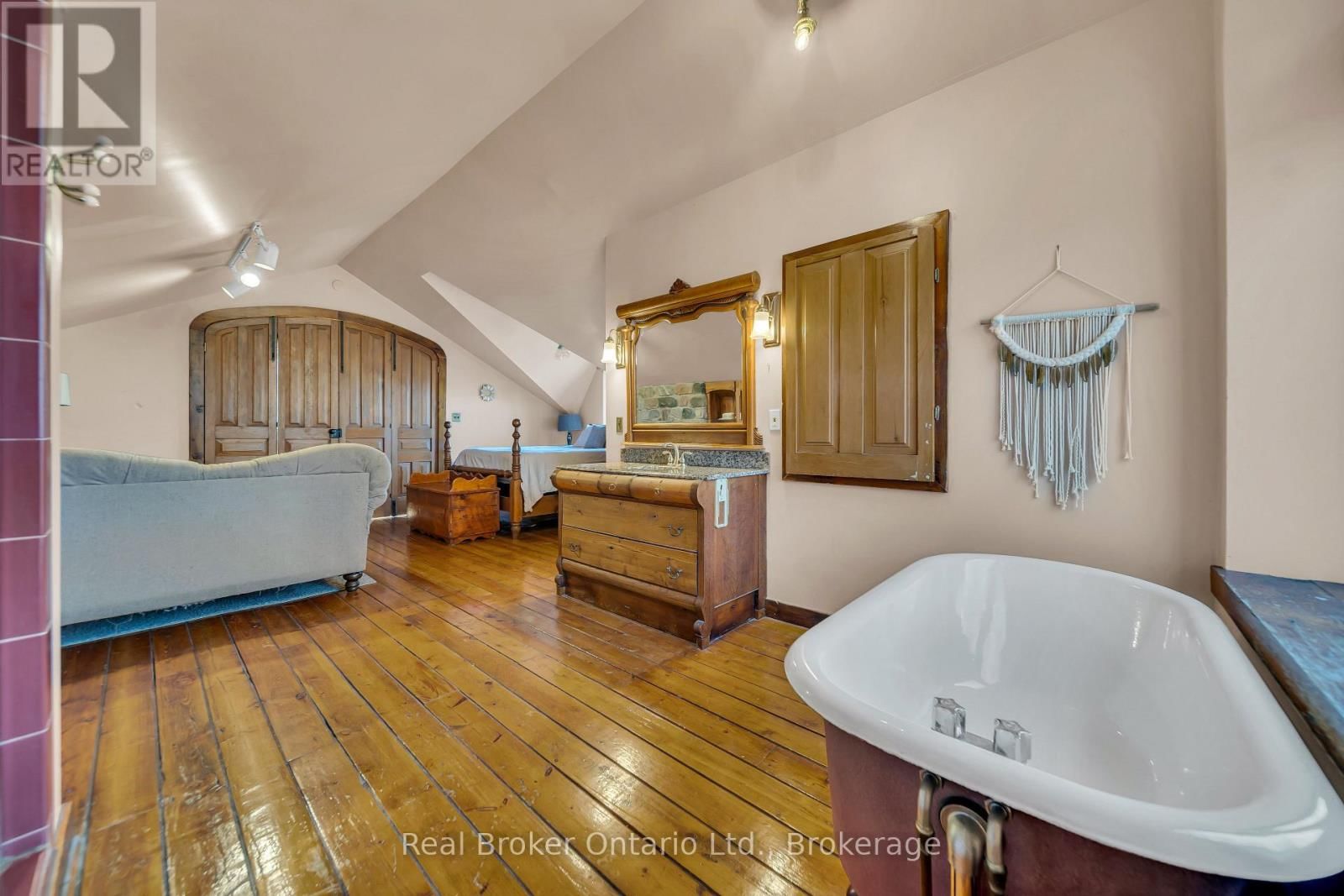 4766 HYNDMAN DRIVE Image 30