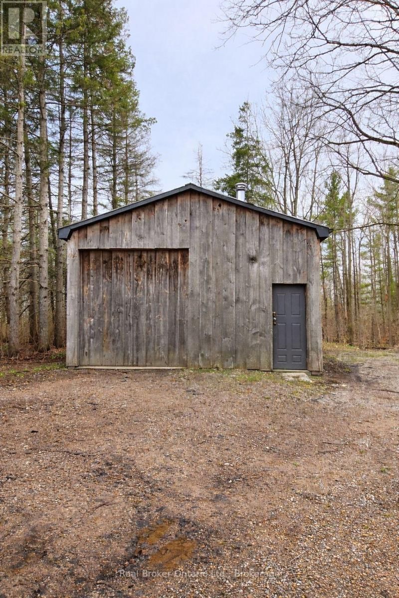 4766 HYNDMAN DRIVE Image 44