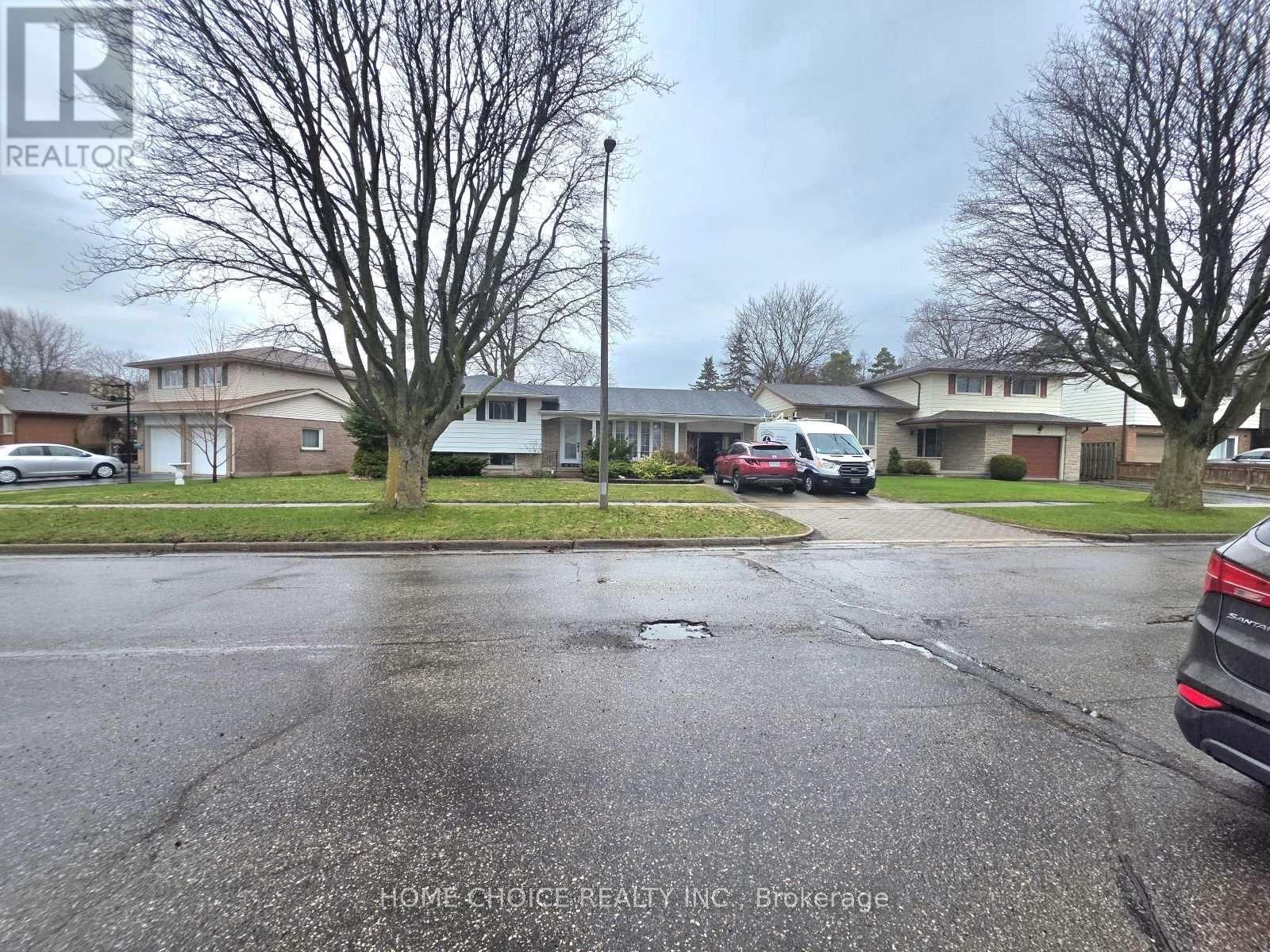 130 CHAMPLAIN CRESCENT Image 1