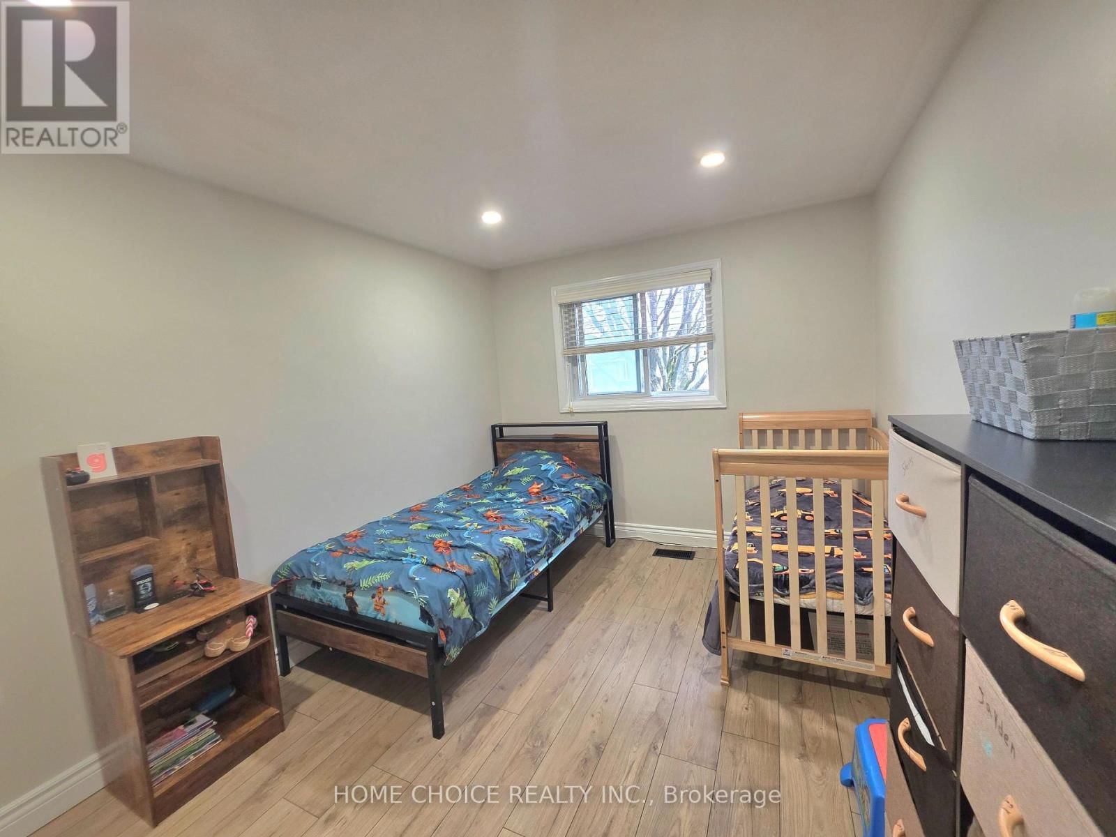 130 CHAMPLAIN CRESCENT Image 18