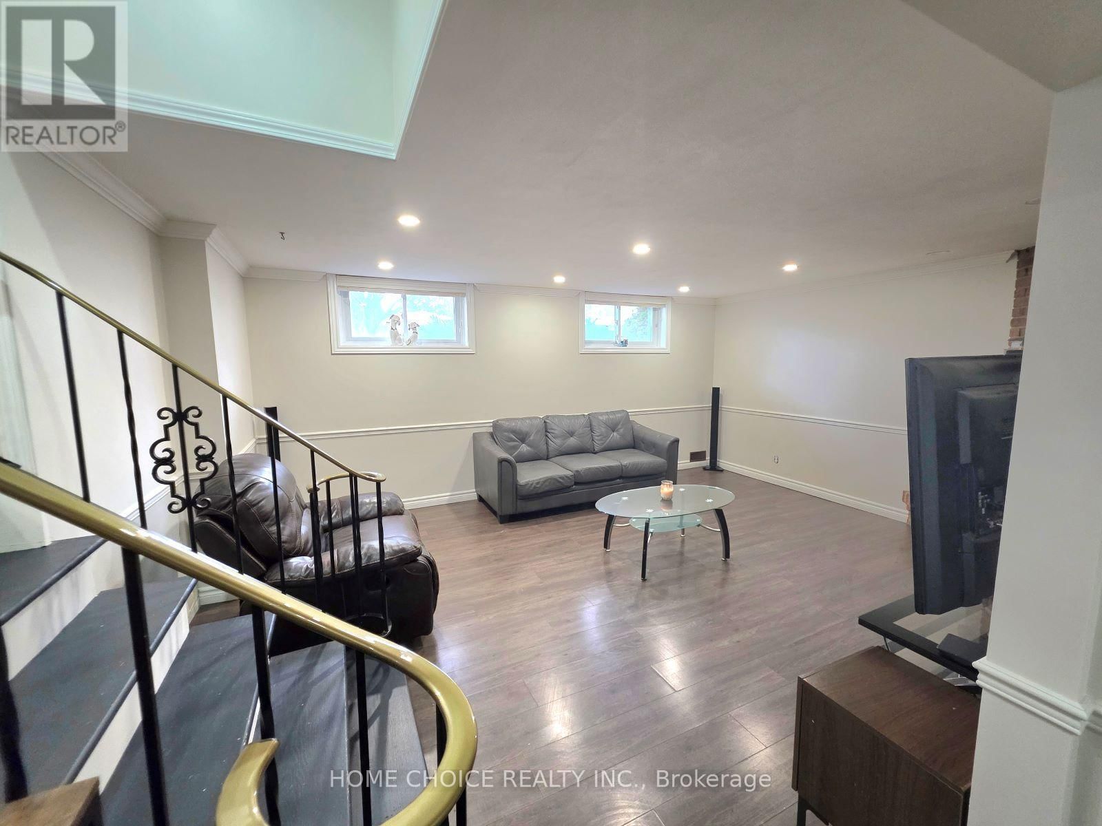 130 CHAMPLAIN CRESCENT Image 23