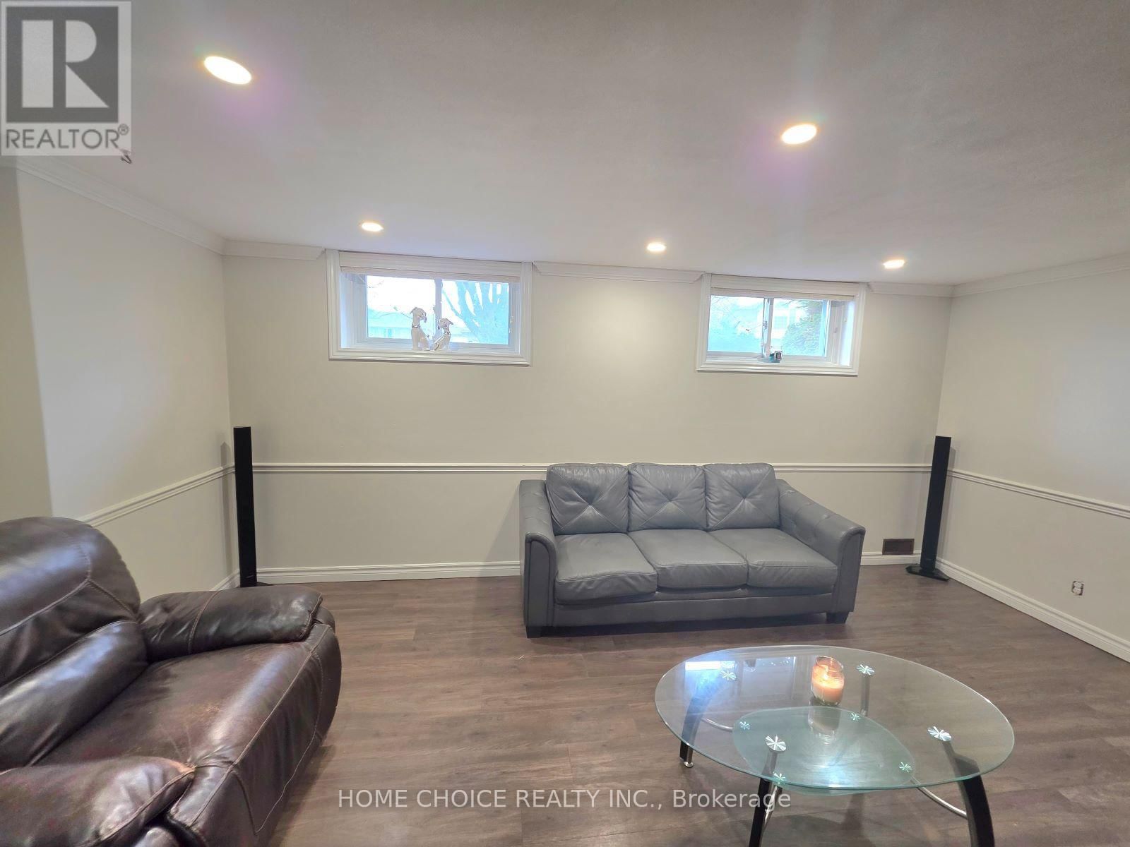 130 CHAMPLAIN CRESCENT Image 24