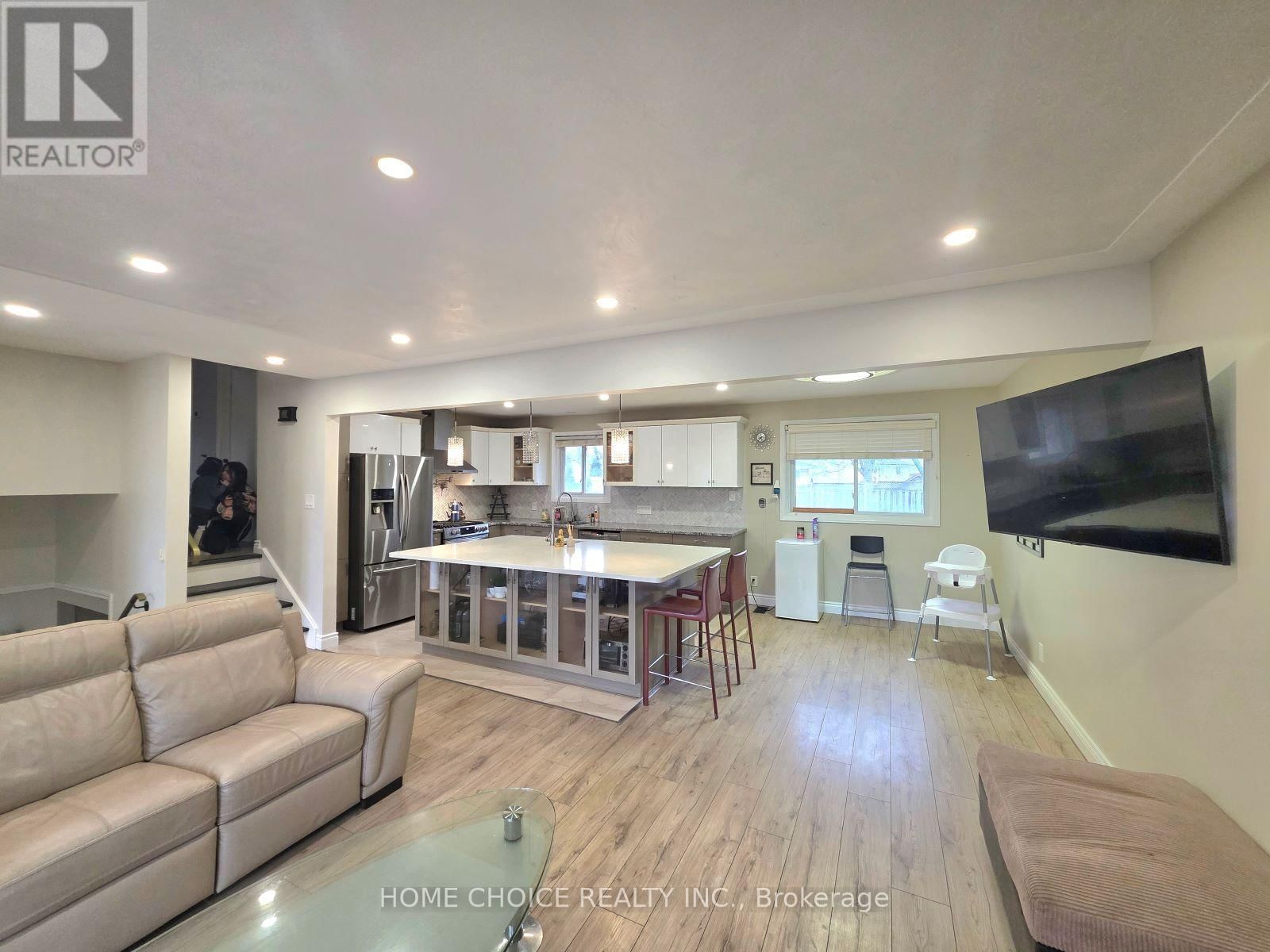 130 CHAMPLAIN CRESCENT Image 7