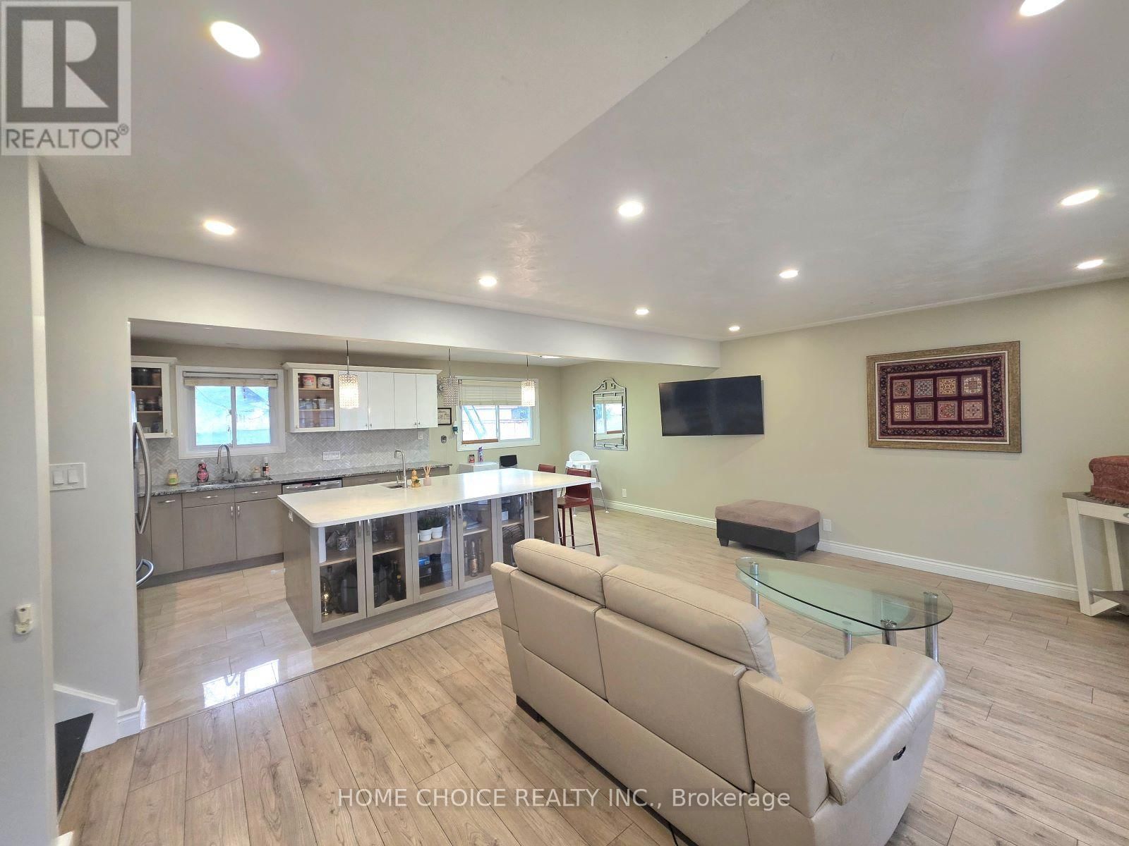 130 CHAMPLAIN CRESCENT Image 9