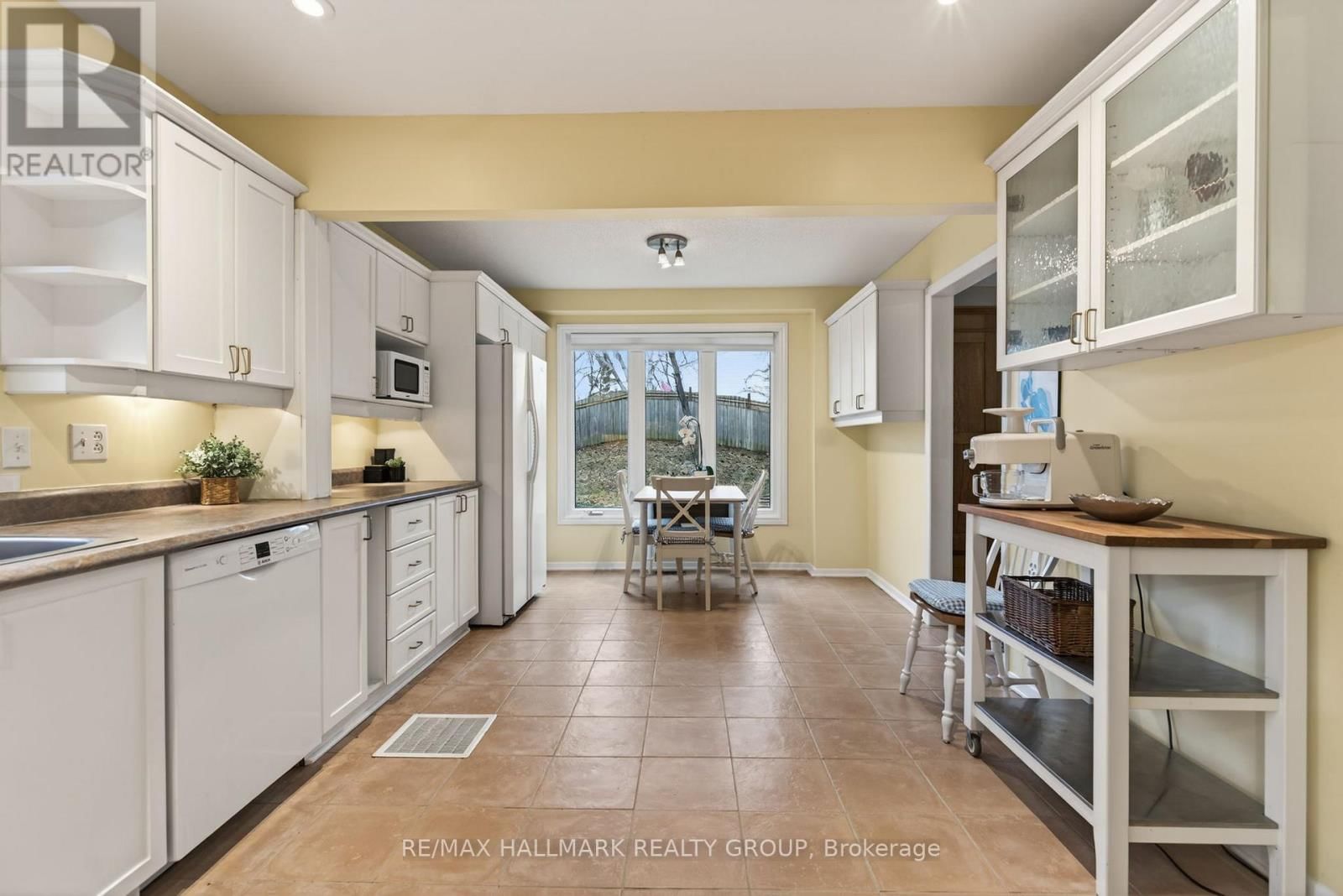 24 HOBART CRESCENT Image 10