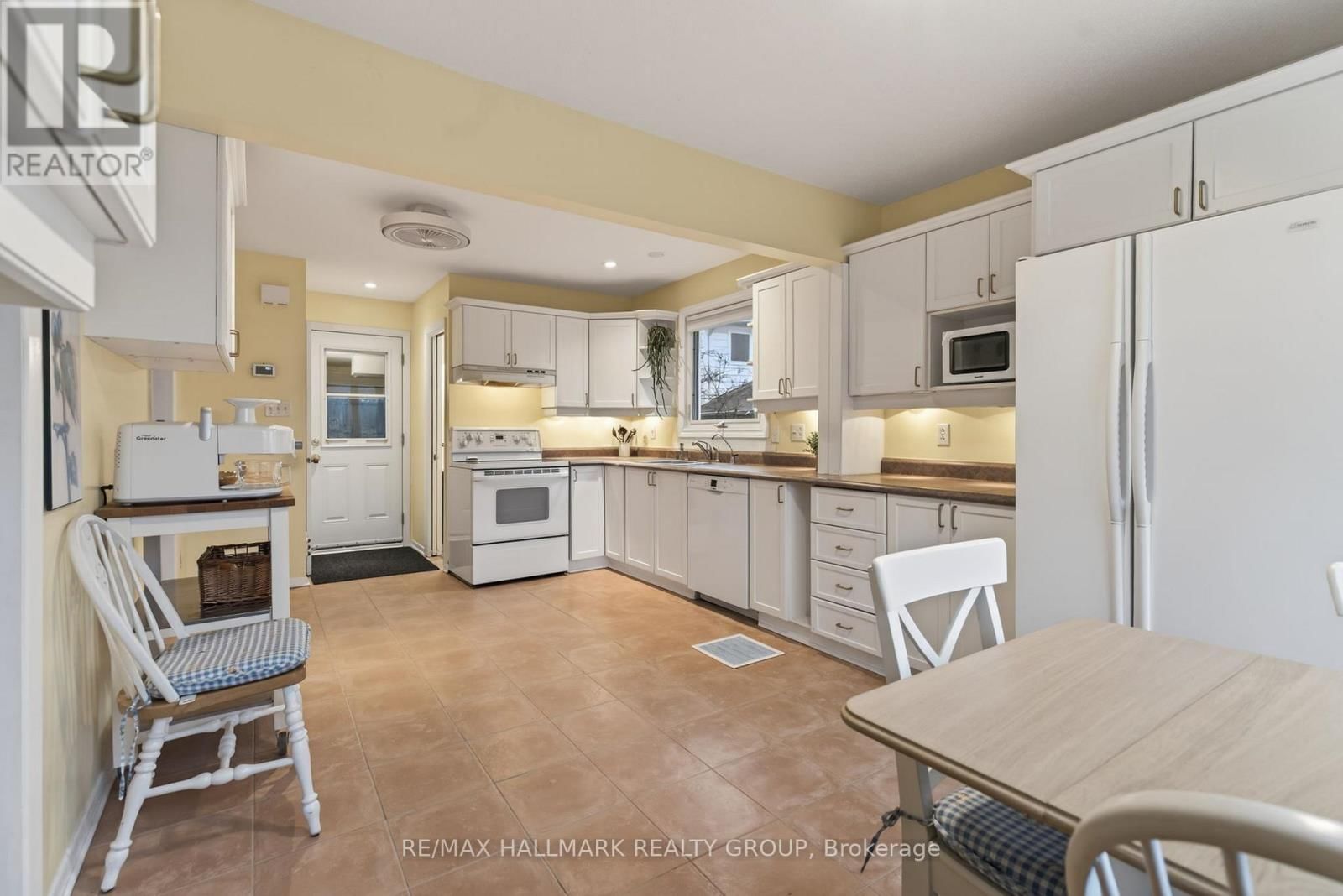 24 HOBART CRESCENT Image 11