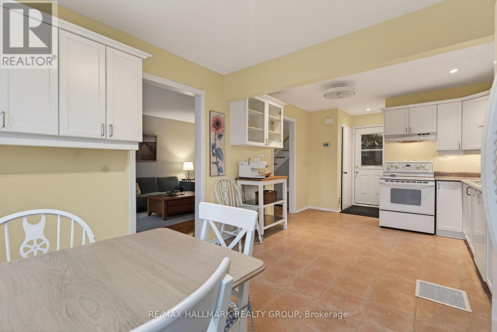 24 HOBART CRESCENT Image 12