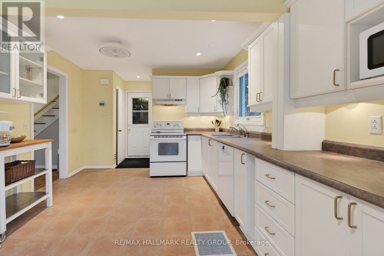 24 HOBART CRESCENT Image 13