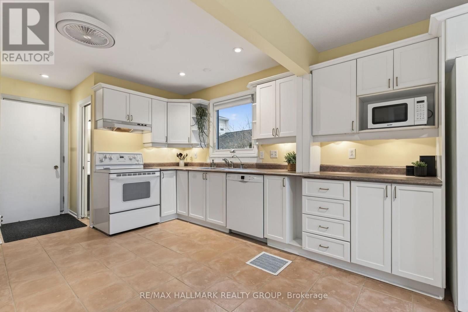 24 HOBART CRESCENT Image 14