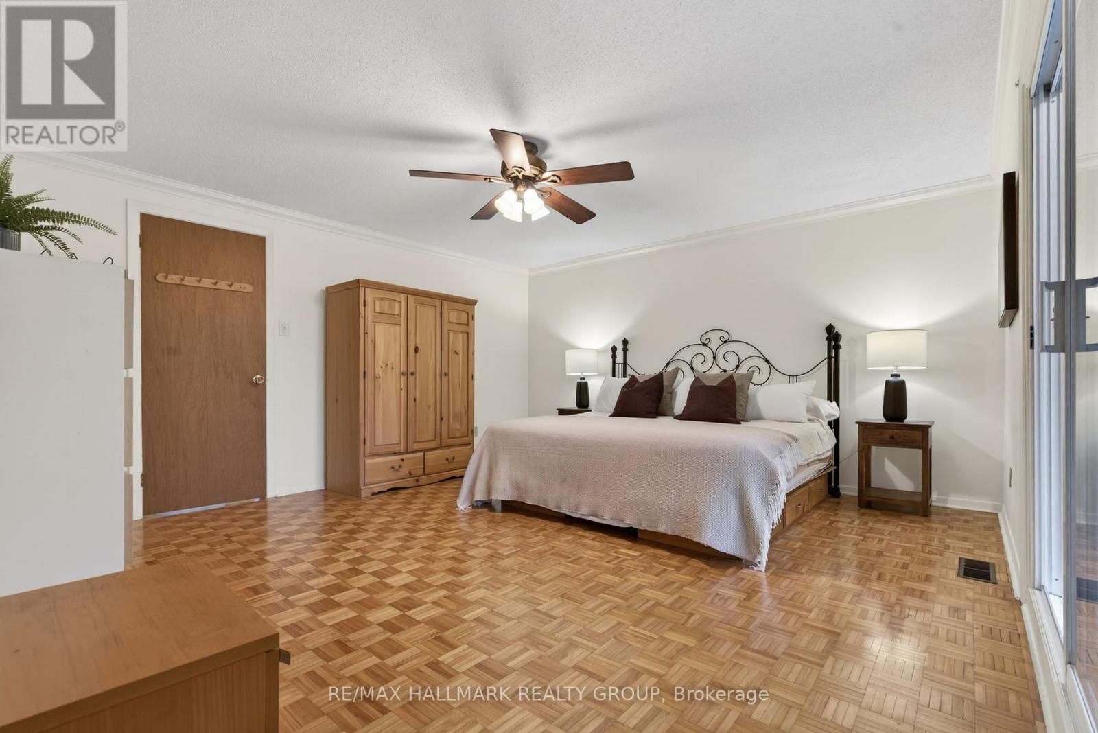 24 HOBART CRESCENT Image 19