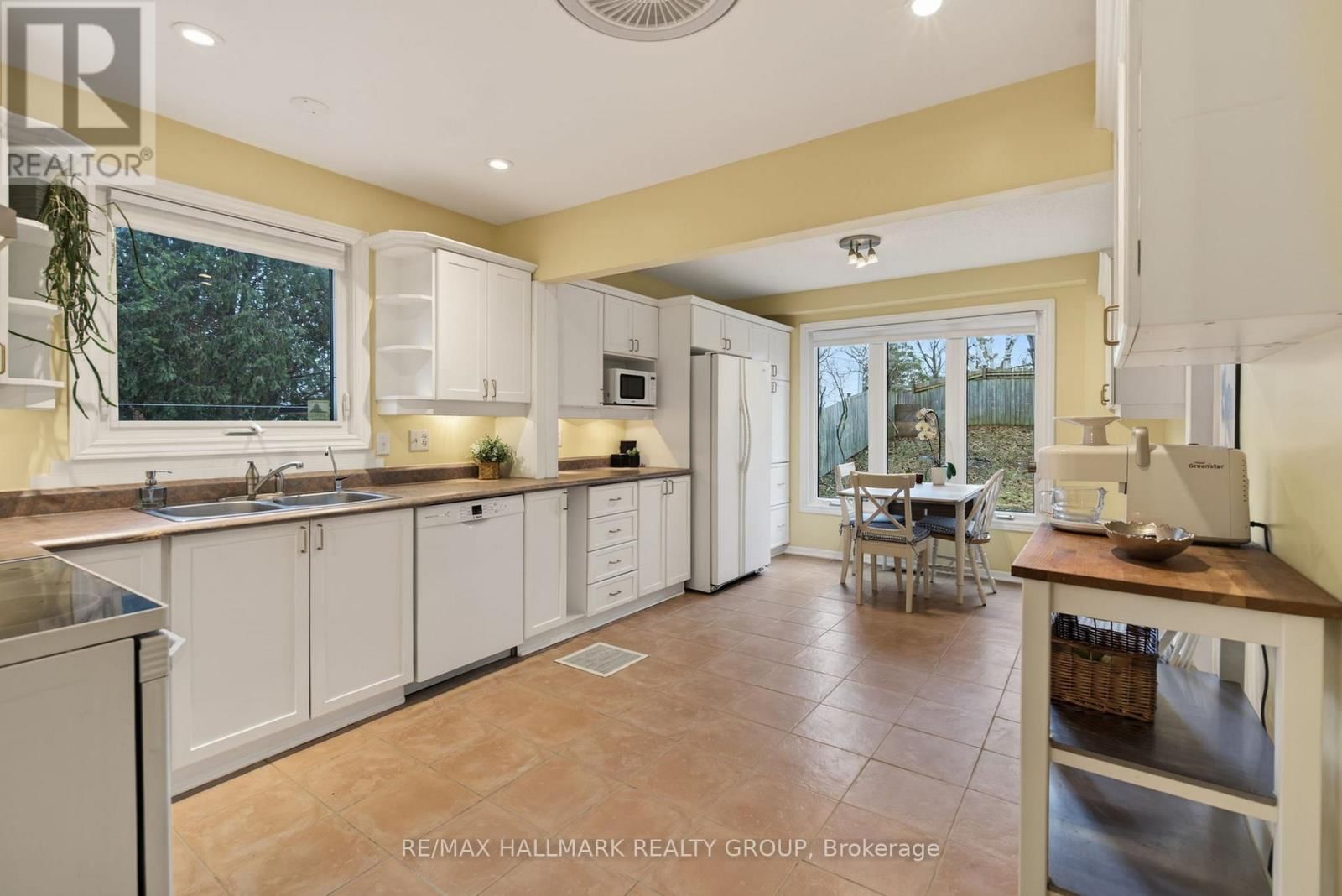 24 HOBART CRESCENT Image 9