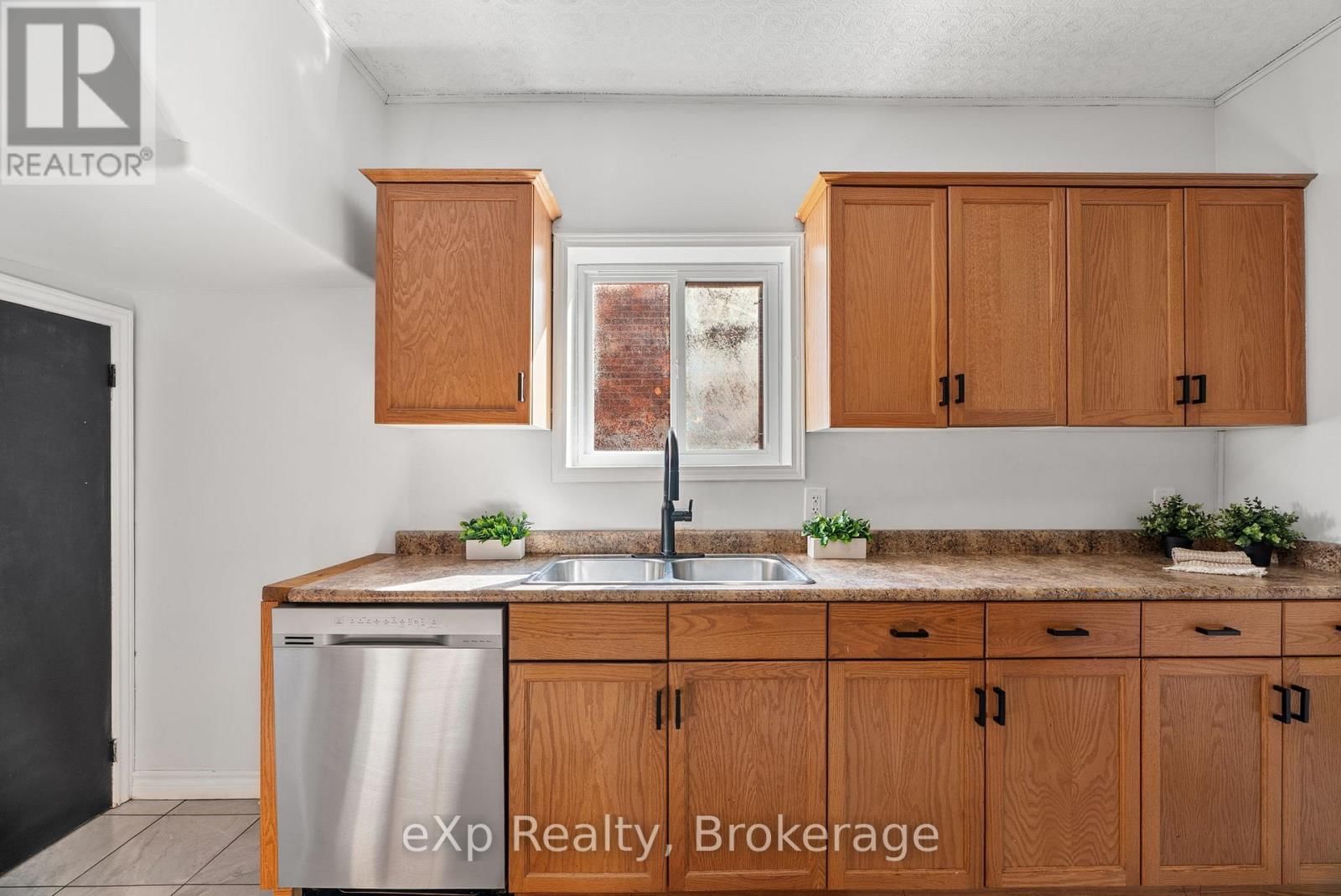 63 GUELPH STREET Image 18