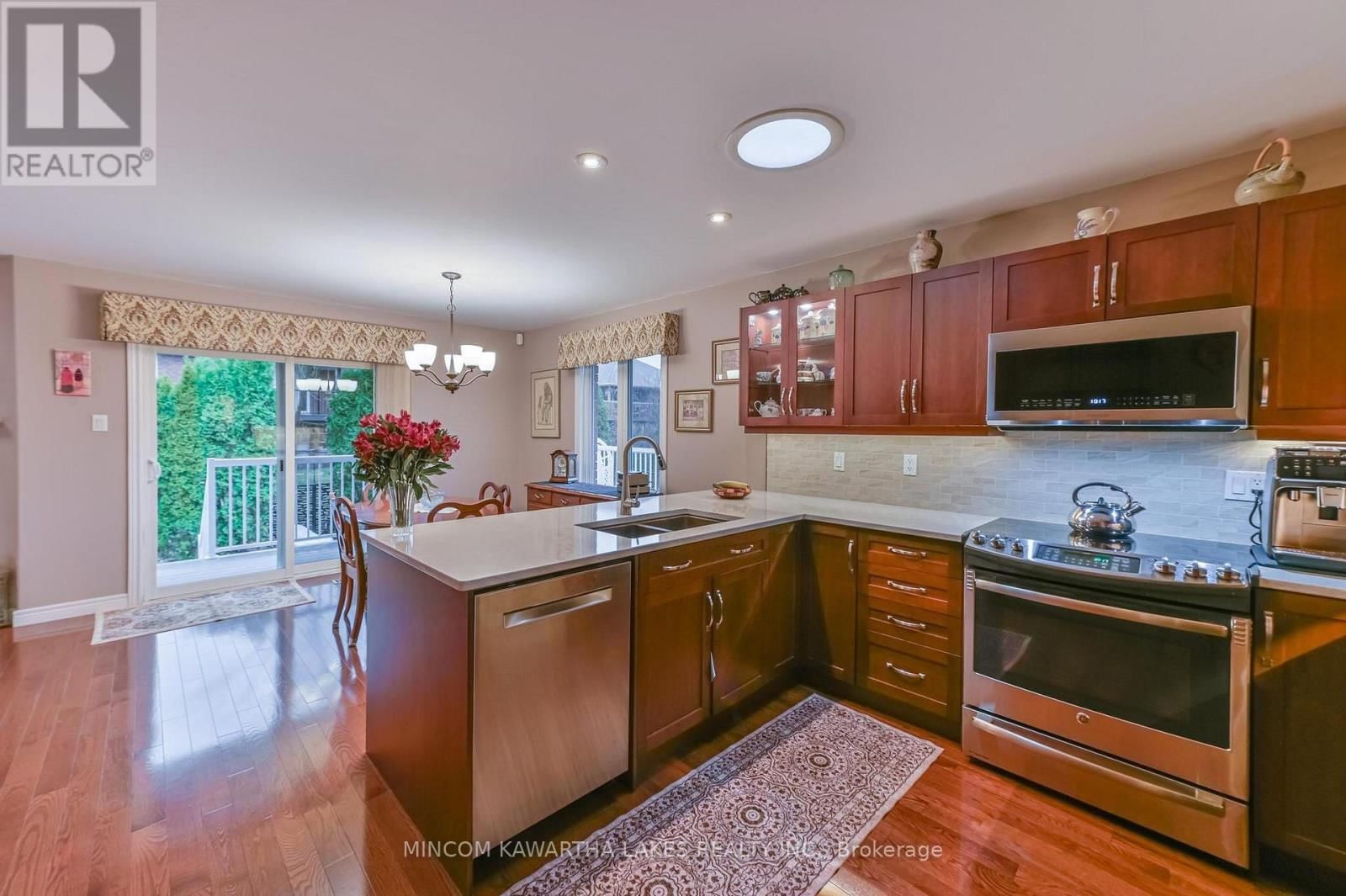 218 LORNE COURT Image 10