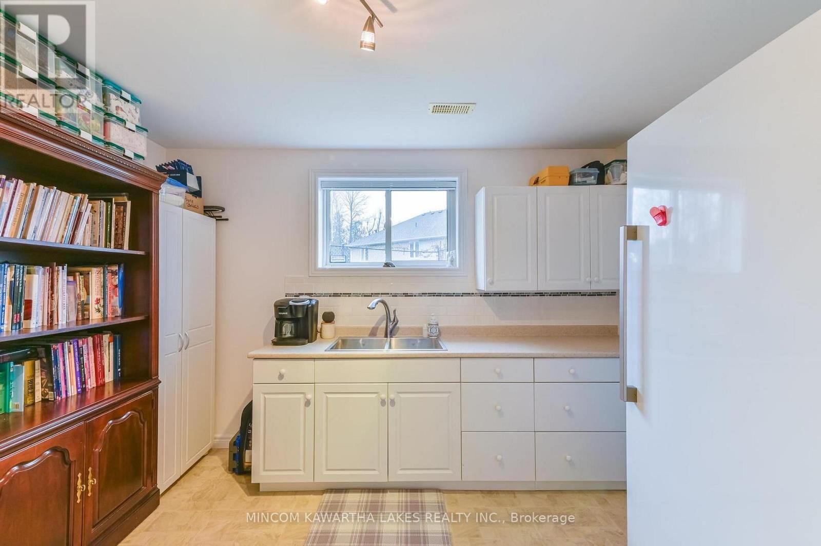 218 LORNE COURT Image 30