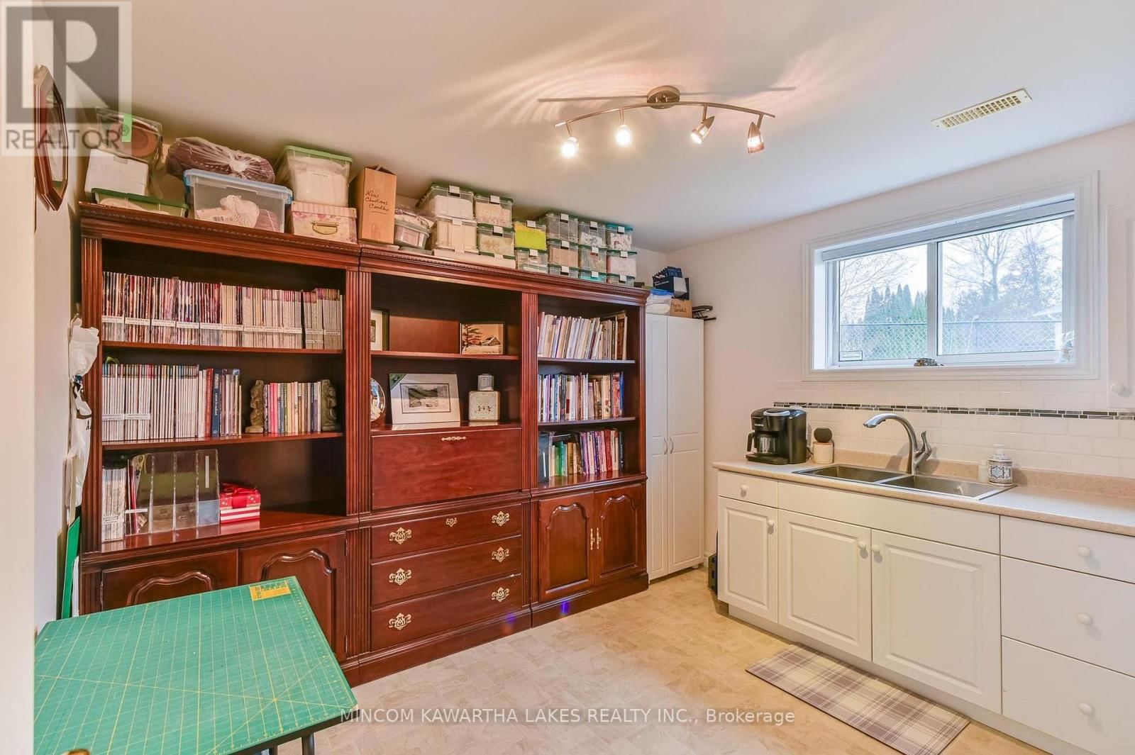 218 LORNE COURT Image 31