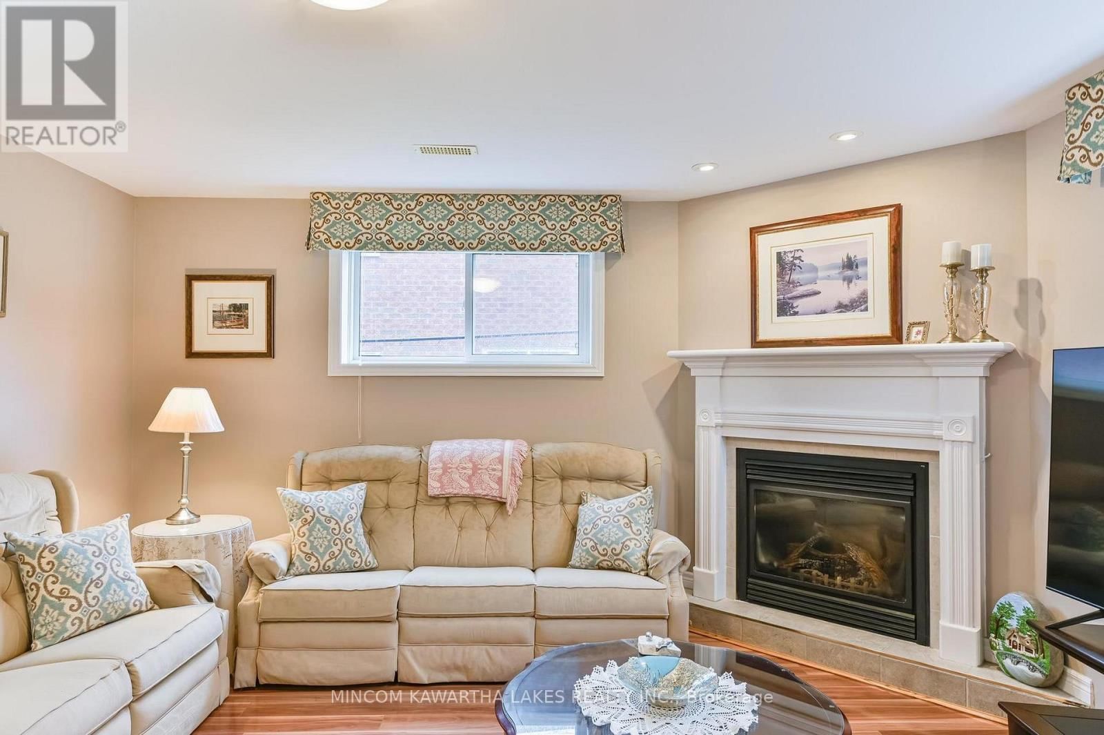 218 LORNE COURT Image 36