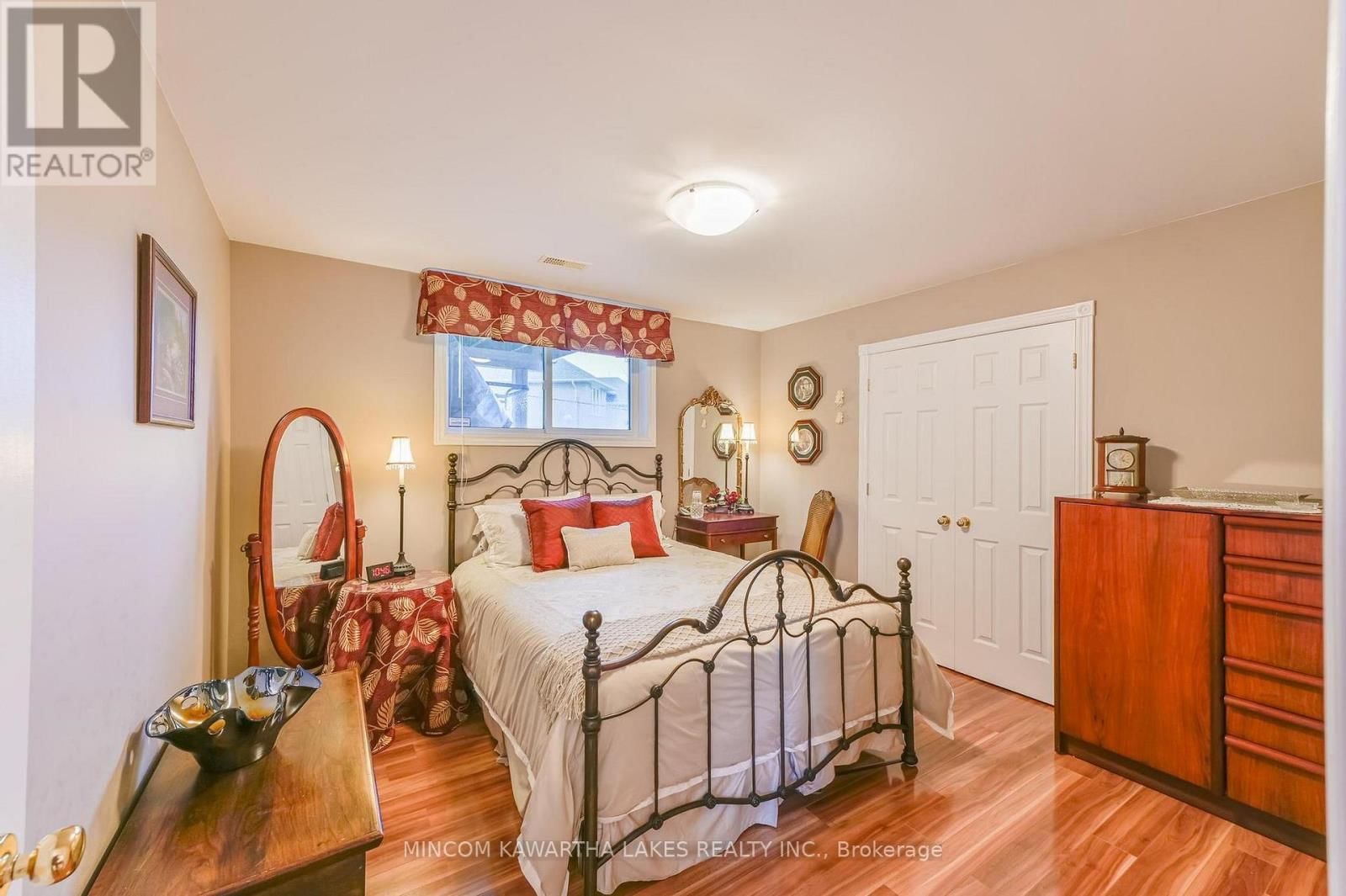 218 LORNE COURT Image 37