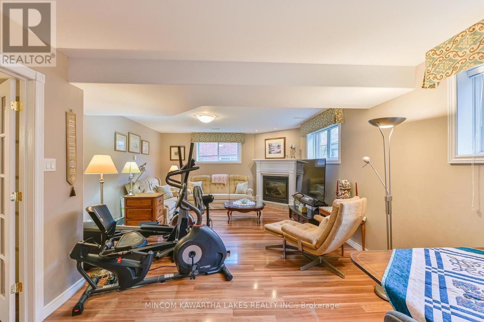 218 LORNE COURT Image 38