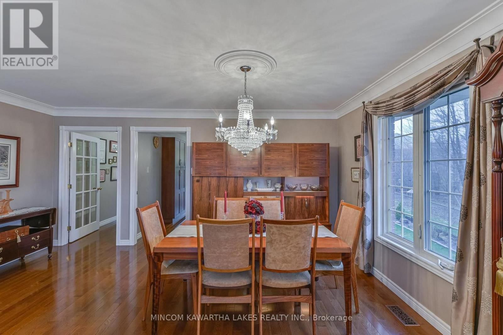 218 LORNE COURT Image 8