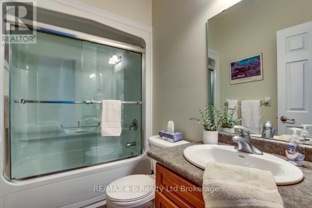 717 GARDEN COURT CRESCENT Image 18