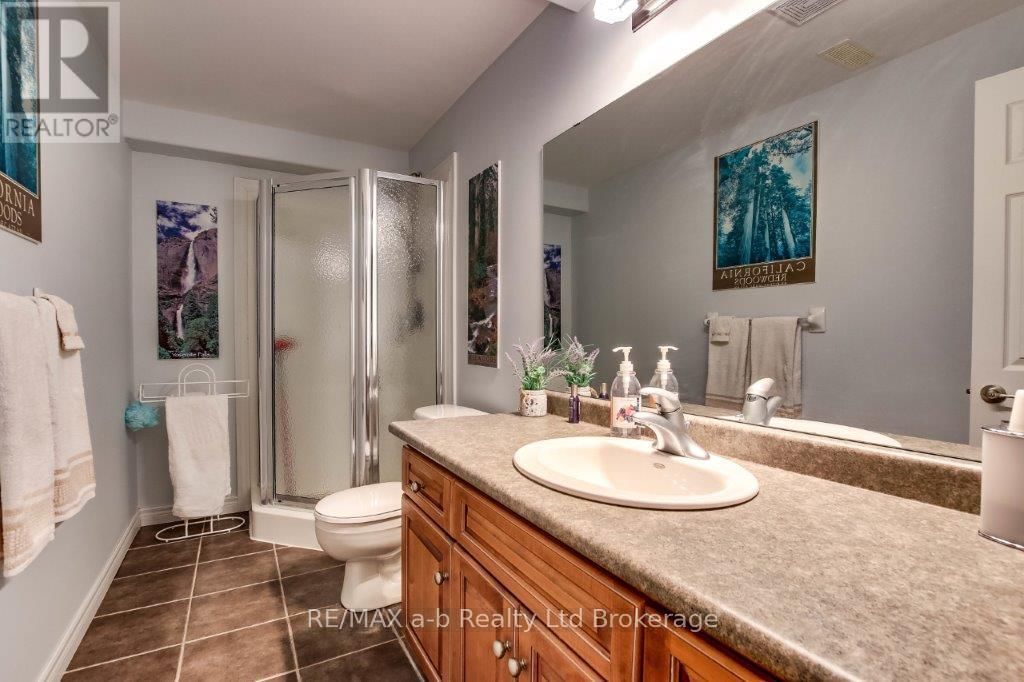 717 GARDEN COURT CRESCENT Image 25