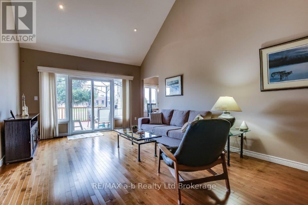 717 GARDEN COURT CRESCENT Image 4