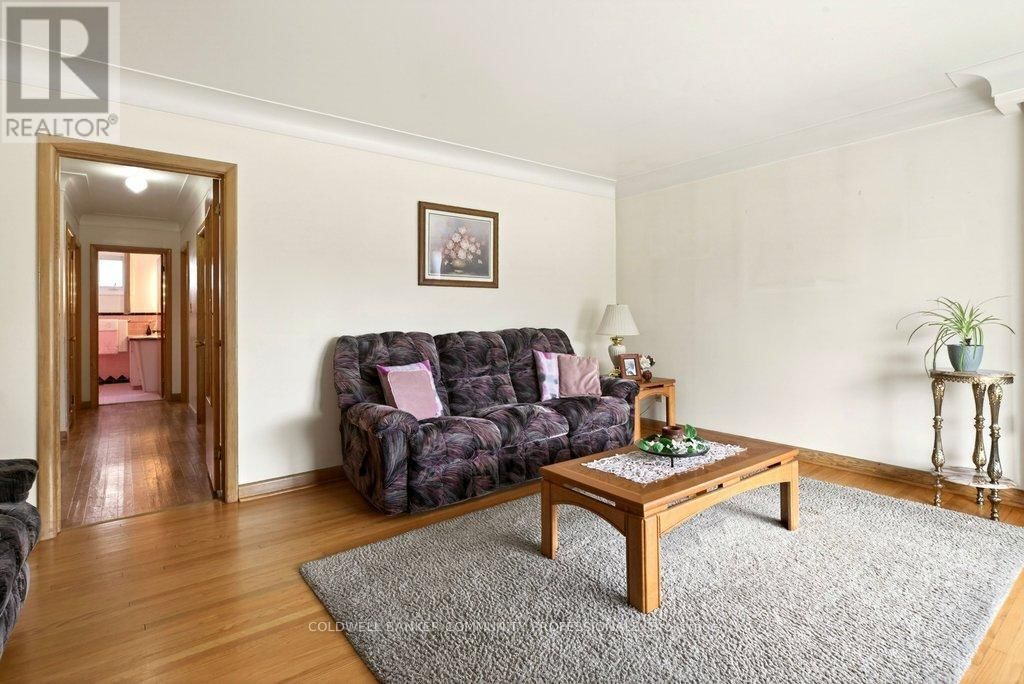 92 REID AVENUE SOUTH Image 10