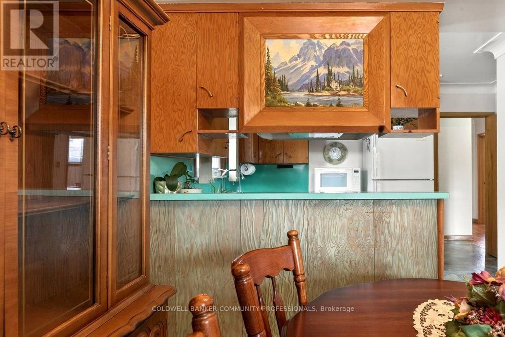 92 REID AVENUE SOUTH Image 13