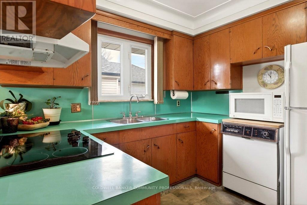 92 REID AVENUE SOUTH Image 14