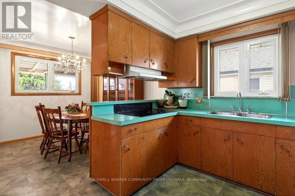 92 REID AVENUE SOUTH Image 16