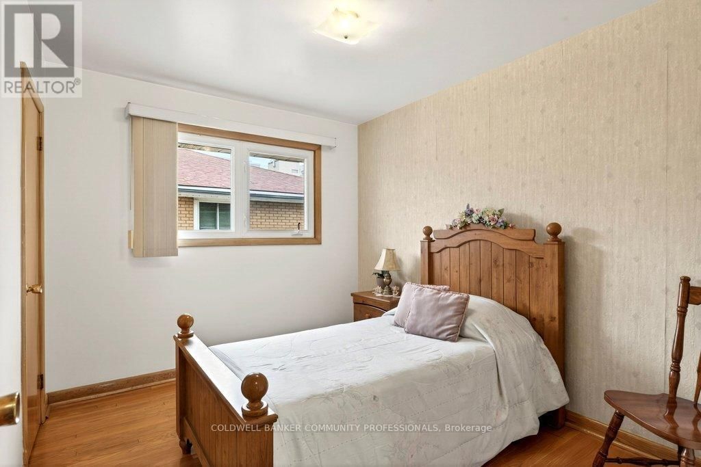 92 REID AVENUE SOUTH Image 18