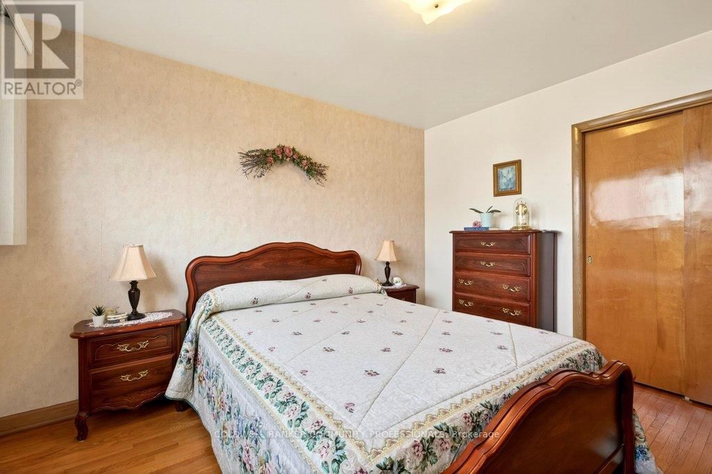 92 REID AVENUE SOUTH Image 21