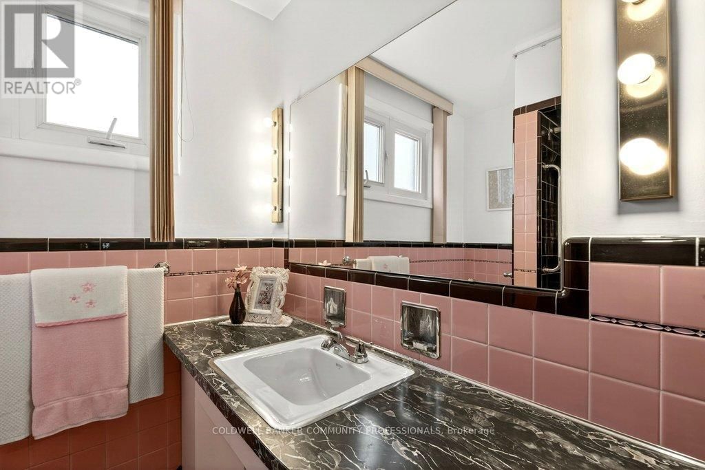 92 REID AVENUE SOUTH Image 28