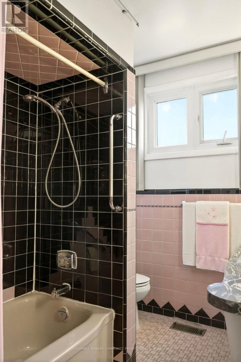 92 REID AVENUE SOUTH Image 29