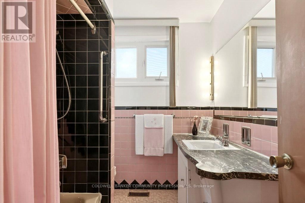 92 REID AVENUE SOUTH Image 30