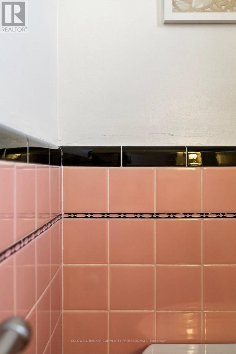 92 REID AVENUE SOUTH Image 31