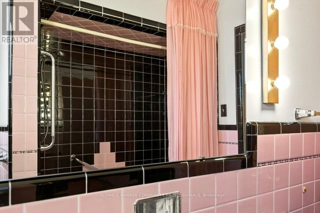 92 REID AVENUE SOUTH Image 32