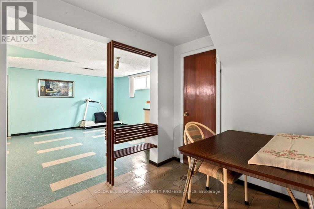 92 REID AVENUE SOUTH Image 33