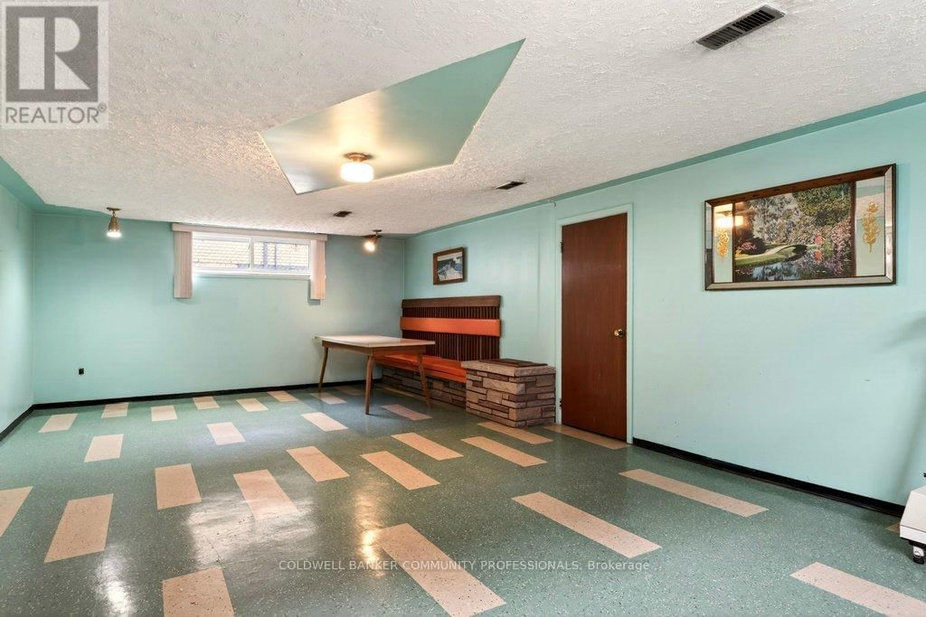 92 REID AVENUE SOUTH Image 34