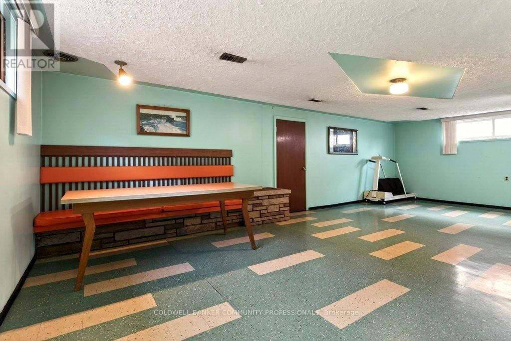 92 REID AVENUE SOUTH Image 38