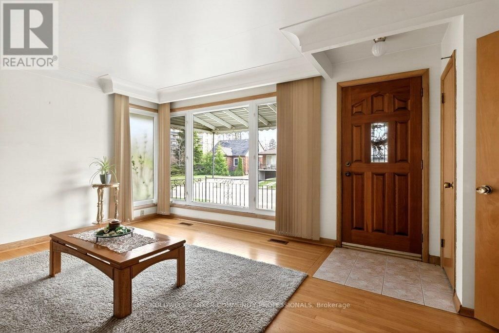 92 REID AVENUE SOUTH Image 6