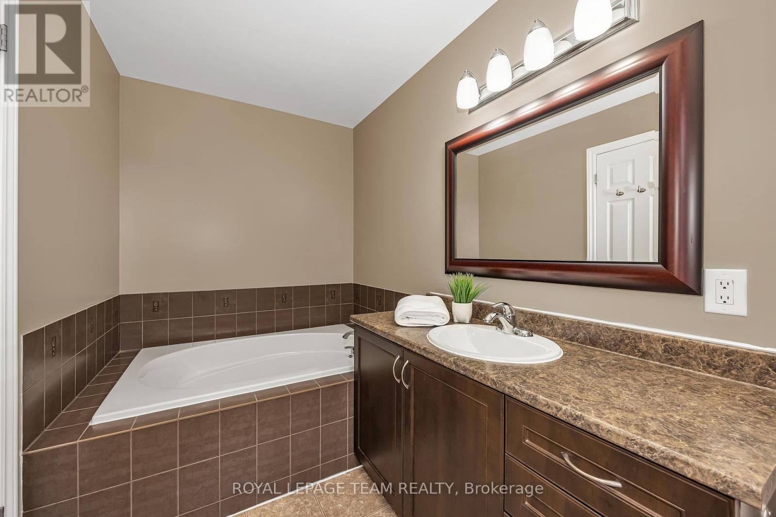 217 HUNTERBROOK STREET Image 14