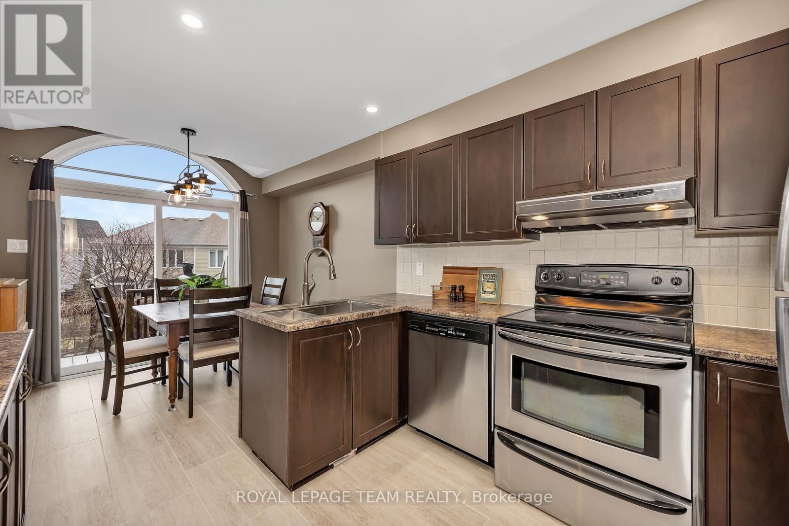 217 HUNTERBROOK STREET Image 8