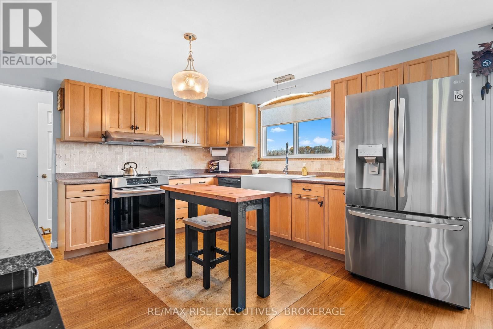 470 DUNDAS STREET WEST Image 10